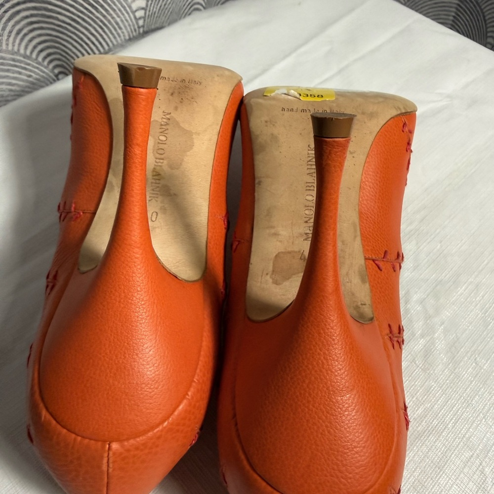 Manolo Blahnik Orange Scalloped Pointed-Toe Leather Pumps - Picture 4 of 11